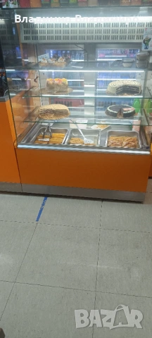 Сладкарска витрина 
