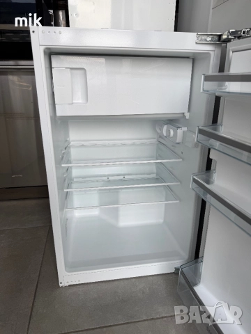 Малък хладилник за вграждане Сименс , снимка 2 - Хладилници - 52647200