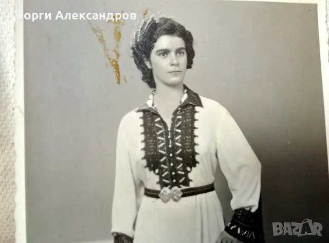 2 Стари СНИМКИ на БЪЛГАРКА в РЯДКА НАРОДНА НОСИЯ с ПАФТИ, снимка 2 - Антикварни и старинни предмети - 48681050