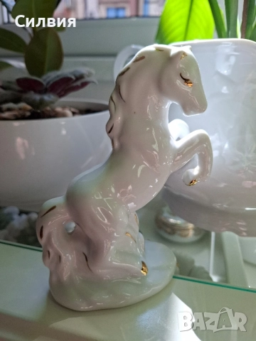 Красиво бяло конче. Порцелан със златен декор. , снимка 4 - Антикварни и старинни предмети - 52500982