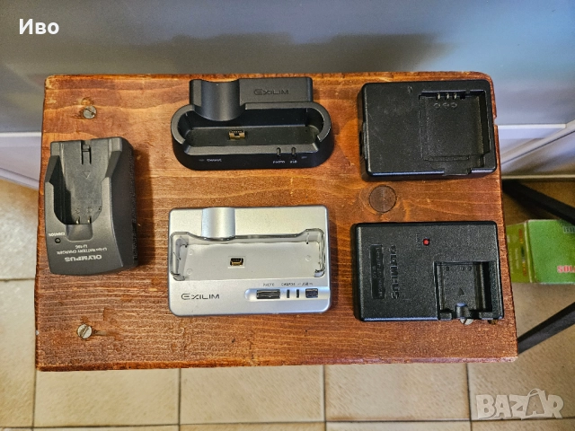 Зарядно за фотоапарат Olympus CASIO  Зарядно за батерия на фотоа, има зарядно и калъф за съхранение.