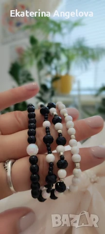 Летни гривни от мъниста бохо бяло черни синьо хендмейд ластични, снимка 10 - Гривни - 50588671