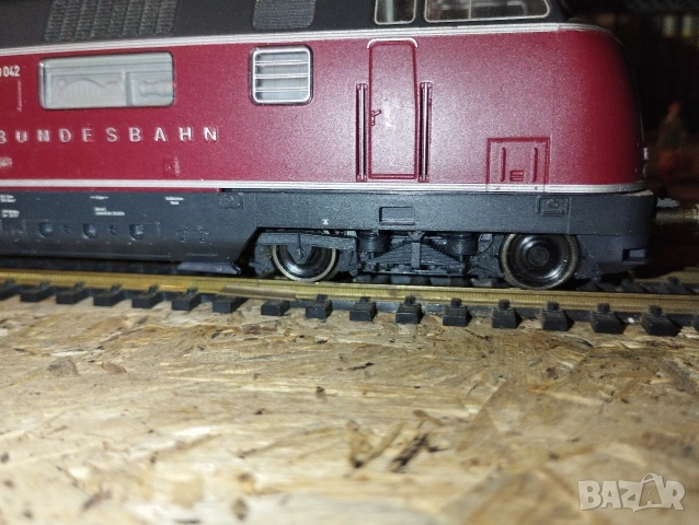 Дизелов локомотив Roco V200 HO 1/87, снимка 7 - Колекции - 53437137