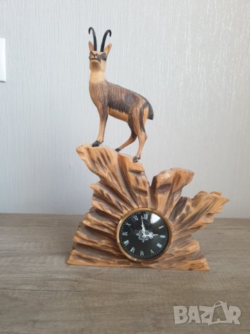 Настолен механичен часовник с дърворезба, снимка 4 - Антикварни и старинни предмети - 40522160