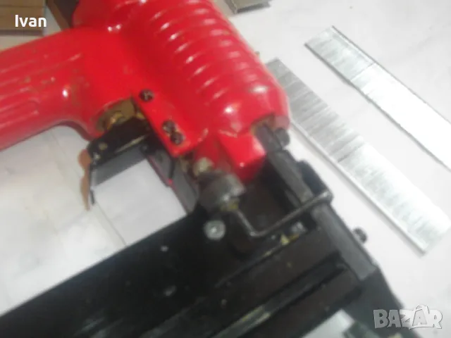 АВСТРИЙСКИ ПНЕВМАТИЧЕН ТАКЕР комбиниран скоби-пирони 16-32 мм Почти нов ОТЛИЧЕН KRAFT Werkzeuge 915, снимка 14 - Други инструменти - 47782072