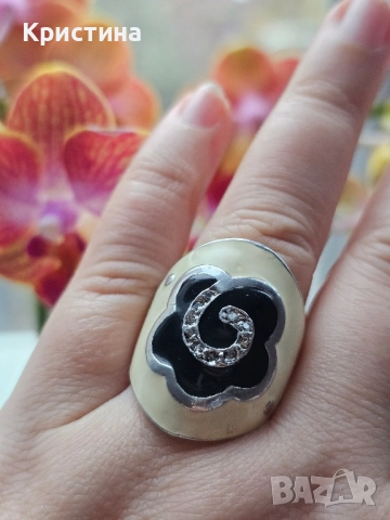 Красив сребърен пръстен е емайл