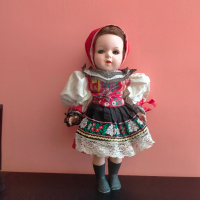 Колекционерска кукла народна носия Чехословакия ретро Celluloid 35 см, снимка 2 - Колекции - 44934272