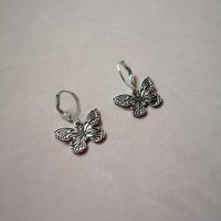Дамски обеци с висулки пеперуди в сребрист цвят, снимка 3 - Обеци - 43900493