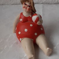 Дебелана на плаж, дебела жена с червен бански, снимка 2 - Статуетки - 38974263