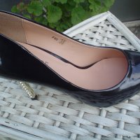 черни обувки, снимка 1 - Дамски обувки на ток - 32689271