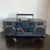 HITACHI TRK-930E  VINTAGE RETRO CD BOOMBOX Ghetto Blaster радио касетофон, снимка 1 - Радиокасетофони, транзистори - 44911660