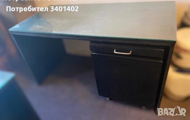 Бюрo от масивнa дървесина със стъкло и контейнер и стол, снимка 1