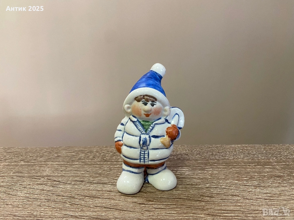Порцеланова статуетка „Зимно момче с лопатка“, снимка 1