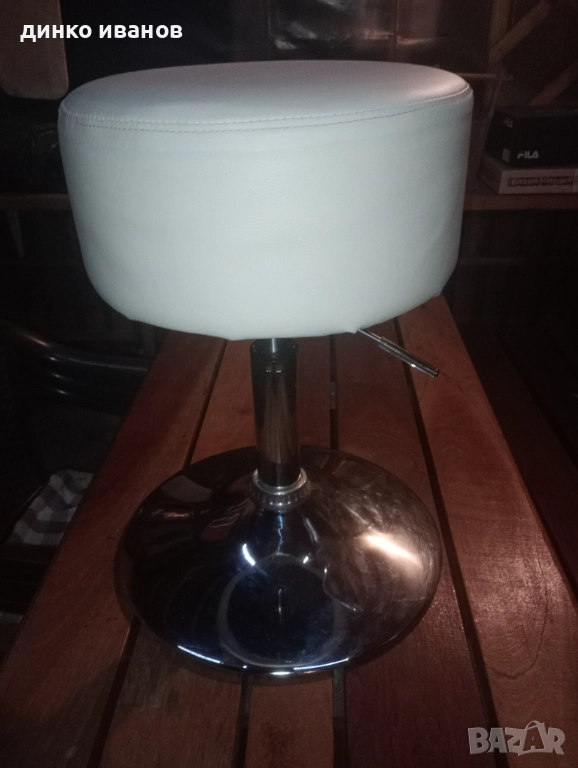 Козметична-фризьорска кожена табуретка с повдигащ механизъм , снимка 1