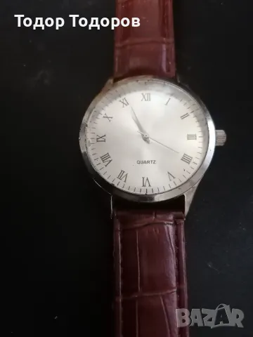 Стар Quartz часовник с кожена каишка.