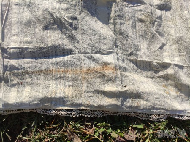 Продавам Стара покривка с дантела  Има множество петна и няколко скъсвания или протривания , снимка 2 - Антикварни и старинни предмети - 39292873