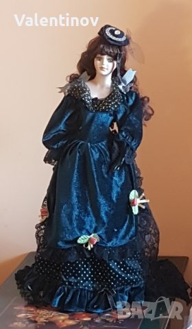 Голяма порцеланова кукла със стойка 
