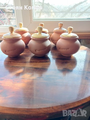 малки глинени гърнета. 