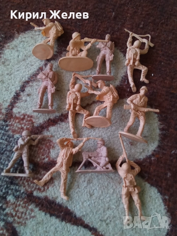 Войници пластмасови 12 броя 51730, снимка 8 - Колекции - 52105413