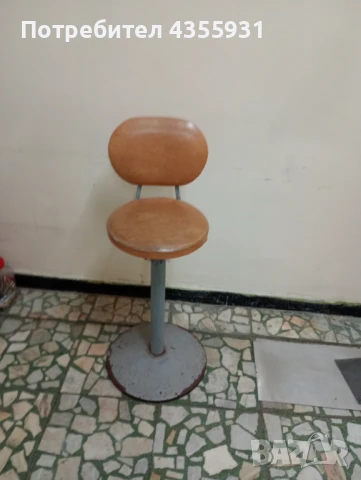 Стар индустриален стол въртящ  стол антикварен стол старинен стол