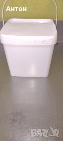 Пластмасови кофи с капаци и дръжки