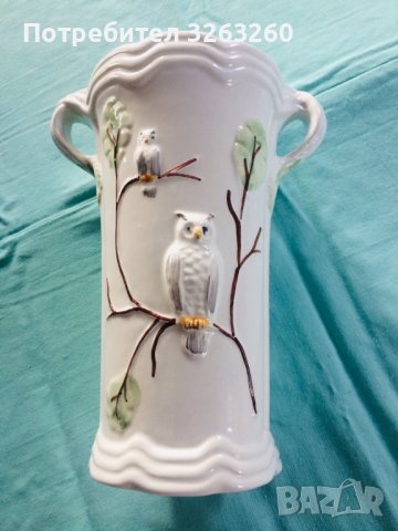 Старинна английска ваза с релефна декорация 