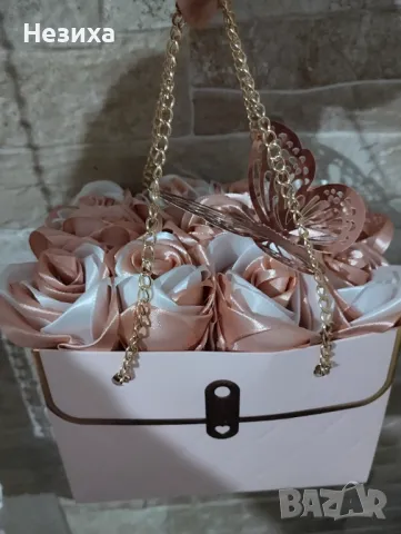 Кошница от сатенени рози , снимка 3 - Изкуствени цветя - 48158029