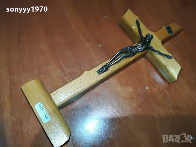 Кръст С ХРИСТОС от дърво и метал на поставка-25Х11Х4СМ