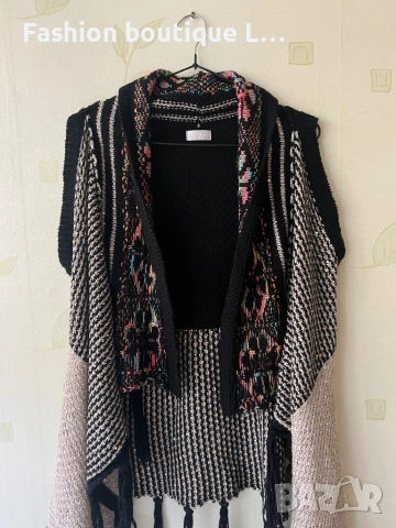 Уникална плетена жилетка с асиметрична кройка и различни цветове парчета плат, снимка 2 - Жилетки - 53176276