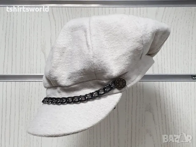 Нова зимна дамска шапка baker boy със синджир в бял цвят, снимка 4 - Шапки - 48186296