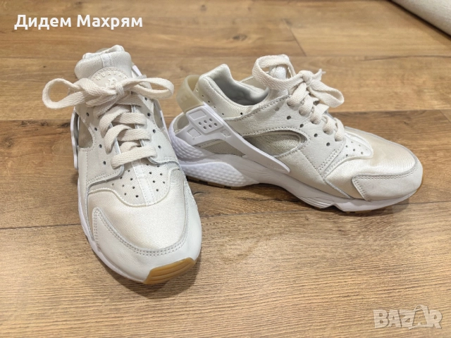 Дамски маратонки Nike Air Huarache бели 37,5 номер