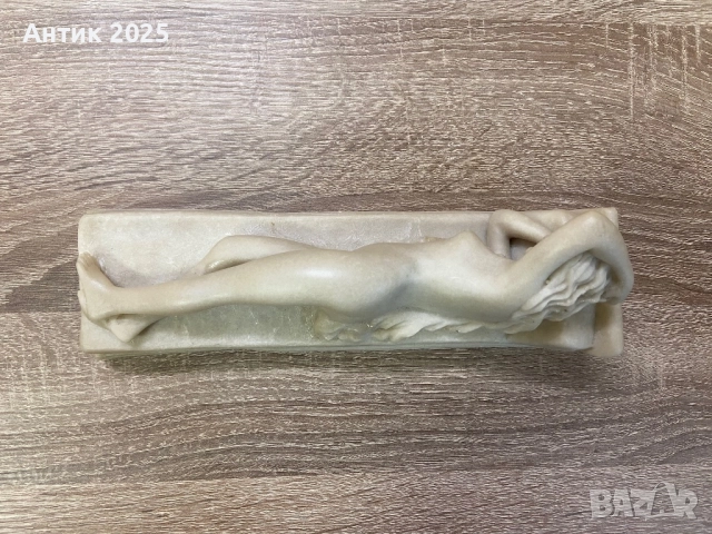 Мраморна статуетка „Гола жена на кушетка“, снимка 5 - Антикварни и старинни предмети - 51481442