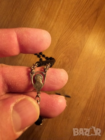     Стара молитвена броеница с дървен кръст разпятие и черни звена  богородица и Исус Христос и папа, снимка 4 - Антикварни и старинни предмети - 51840996