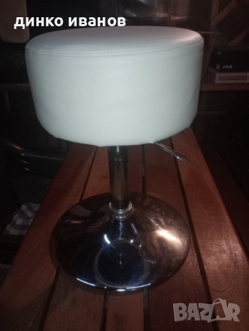 Козметична-фризьорска кожена табуретка с повдигащ механизъм 