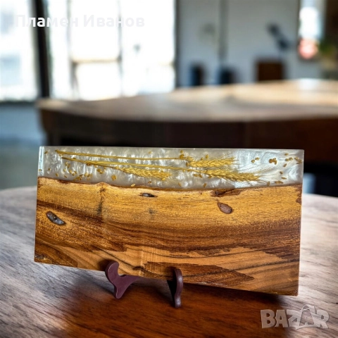 Плата за сервиране от орех и епоксидна смола 