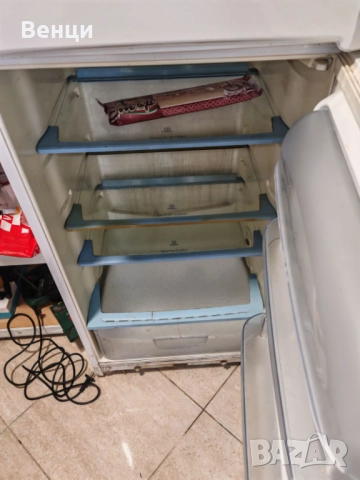 Хладилник с камера на марка индижит , снимка 2 - Хладилници - 52589648