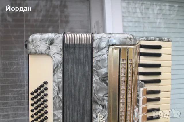 Немски акордеон ''Weltmaister'' 60 баса, снимка 2 - Акордеони - 47957219