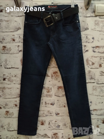 Realist- леко стеснени дънки, тъмни, изчистени, есенен деним с малко еластан