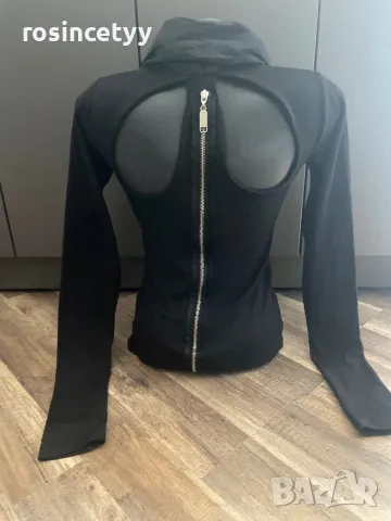 Поло с гол гръб