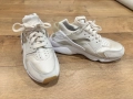 Дамски маратонки Nike Air Huarache бели 37,5 номер, снимка 1