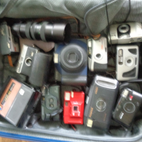 Продавам един куфар с фотоапарати , светкавици , обектив и куфар., снимка 2 - Фотоапарати - 44877901