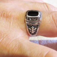 Старинен красив мъжки сребърен пръстен с черен оникс  и множество инкрустирани камъчета маркенази  , снимка 4 - Пръстени - 33577797