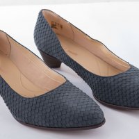 Тъмносиви дамски велурени обувки марка Clarks , снимка 1 - Дамски обувки на ток - 28156719