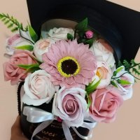Кутия шапка със сапунени цветя за бъдещи абитуриенти или абсолвенти🎓, снимка 7 - Подаръци за жени - 40417060