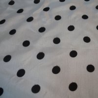 Плат сатениран дизайнерски копринен бял шифон с черни точки, снимка 7 - Рокли - 33471036