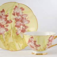 Красив комплект  за чай или кафе чаша и чинийка с нежен флорален декор.