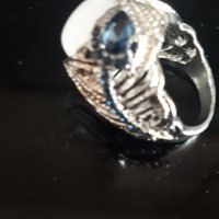 Дамски пръстен със сребърно покритие S925 - млечно бял камък и сини кристали, снимка 2 - Пръстени - 27525342