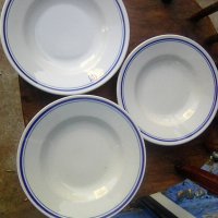 Лот от три стари порцеланови чинии на Изида и други две фабрики в България, снимка 1 - Други ценни предмети - 39515563