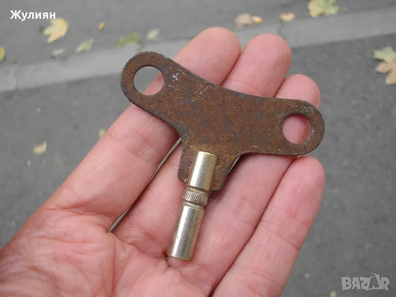 СТАРО КЛЮЧЕ КЛЮЧ ЗА СТЕНЕН ИЛИ КАМИНЕН ЧАСОВНИК , снимка 1