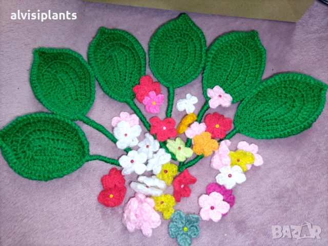 Комплект за творчество: 10 ръчно плетени листа + 50 цветя с мъниста